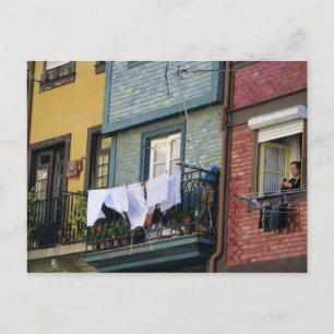 Carte Postale Portugal, Porto (Porto). Femme étendant du linge