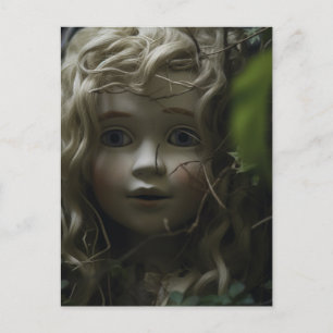 Carte Postale Poupée Abandonnée Recouverte de Végétation dans un