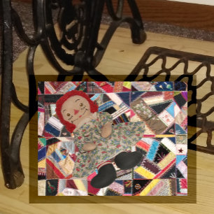 Carte Postale Poupée en lambeaux sur courtepointe folle antique