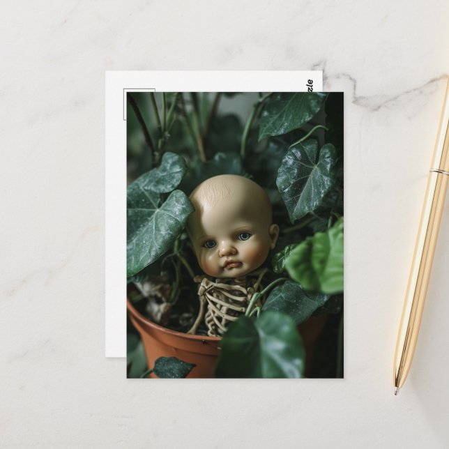 Carte Postale Poupée macabre et os dans une plante (Devant/Arrière en situation)
