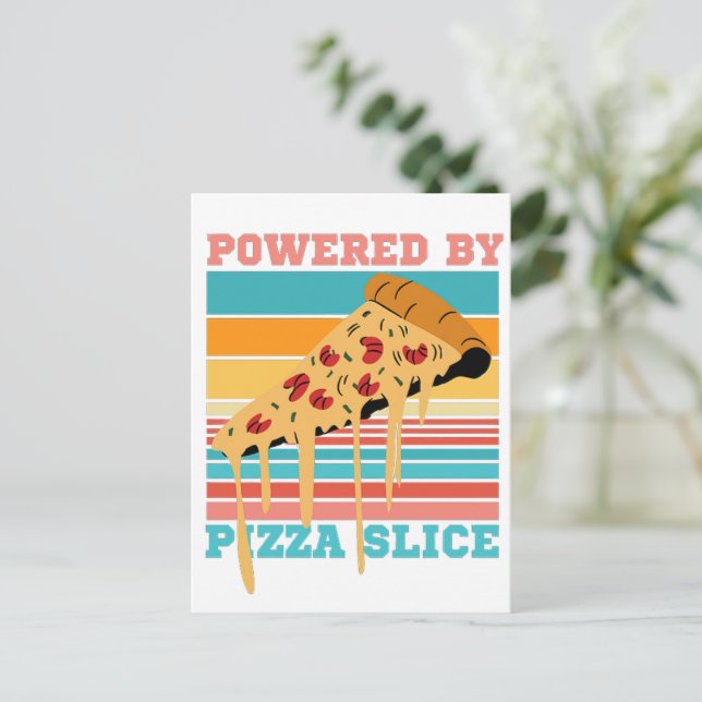 CARTE POSTALE POWERED BY PIZZA SLICE - PIZZA LOVER (Debout devant)