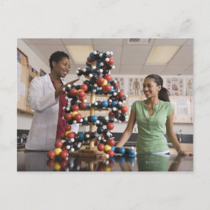 Carte Postale Professeur de sciences et adolescente regardant