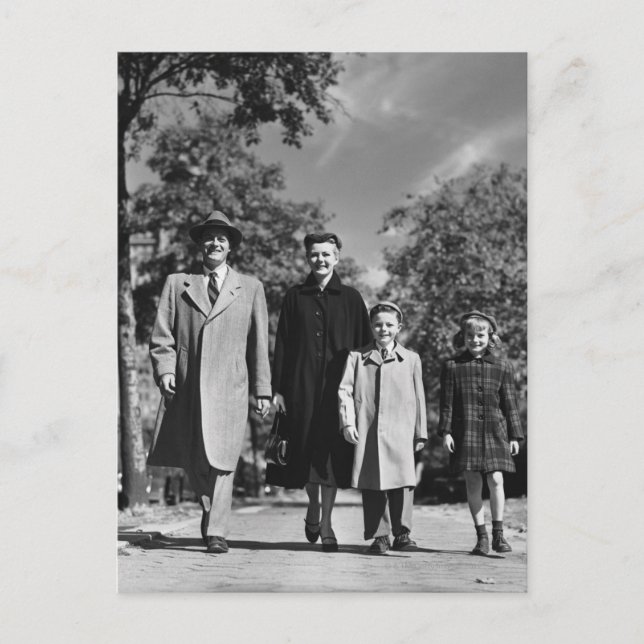 Carte Postale Promenade en famille (Devant)
