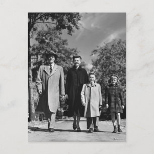 Carte Postale Promenade en famille