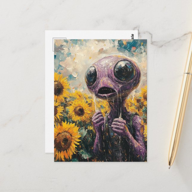 Carte Postale Purple Alien in a Sunflower Field (Devant/Arrière en situation)