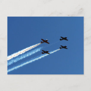 Carte Postale quatre avions volants avec pistes bleu ciel