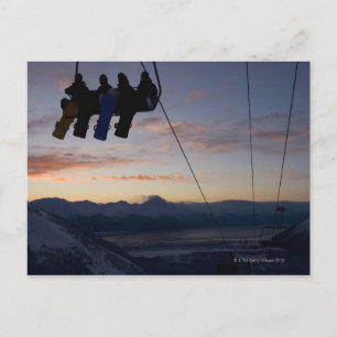 Carte Postale Quatre snowboarders sont en silhouette sur un remo