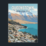 Carte Postale Queenstown New Zealand Travel Art Vintage<br><div class="desc">Design de déplacement vectoriel rétro Queenstown. Il se trouve sur les rives du lac Wakatipu de l'île du Sud,  face aux spectaculaires Alpes du Sud.</div>