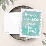 Carte postale Quote-Part mer Watercolor<br><div class="desc">"La voix de la mer parle à l'âme." Citation de Kate Chopin "The Awakening" en police de trait de brosse sur un arrière - plan d’aquarelle en verre de seaglass rêveur. Idéal pour les amateurs de plage, les locations de plage ou toute personne qui se sent inspirée par l'océan !...</div>
