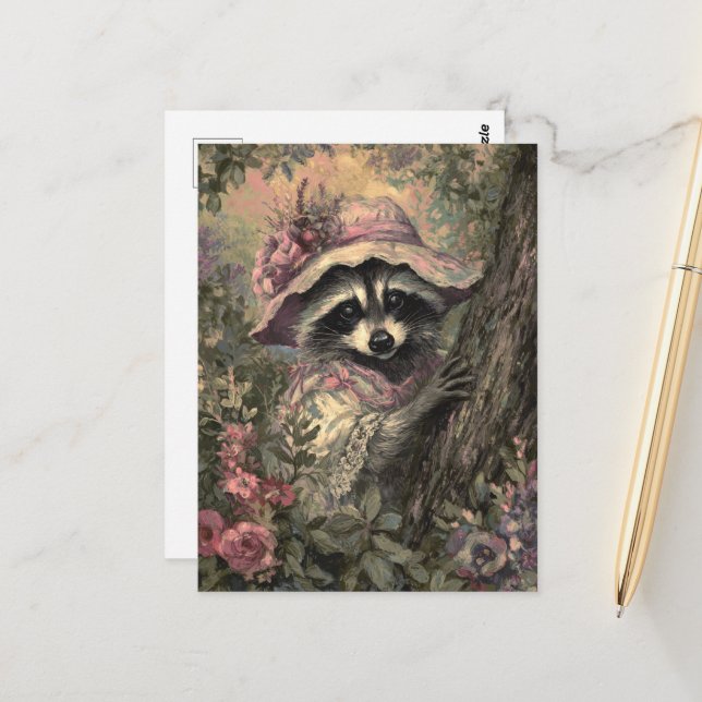 Carte Postale Raccoon de charme dans une robe et un bonnet (Devant/Arrière en situation)