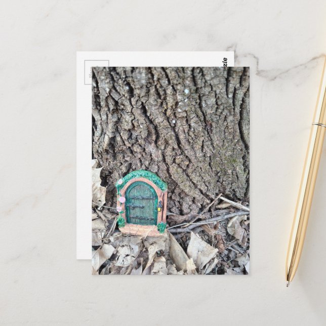 Carte Postale Random Things Found in the Woods Fairy Door (Devant/Arrière en situation)