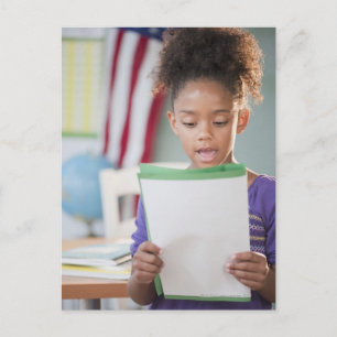 Carte Postale Rapport de lecture mixte de fille de race à l'écol