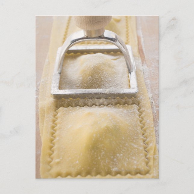 Carte Postale Ravioli avec découpe de pâte, gros plan (Devant)