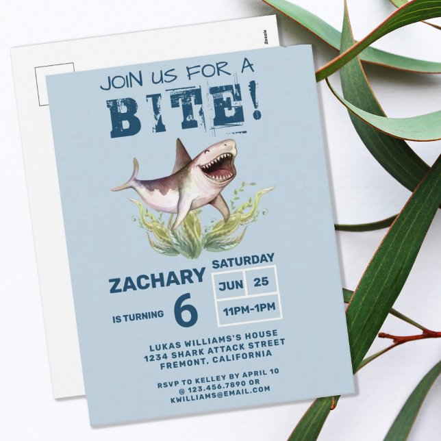 Carte Postale Rejoignez-nous pour une fête d'anniversaire de pet (FUNNY BLUE SHARK JOIN US FOR A BITE BIRTHDAY PARTY INVITATION POSTCARD)
