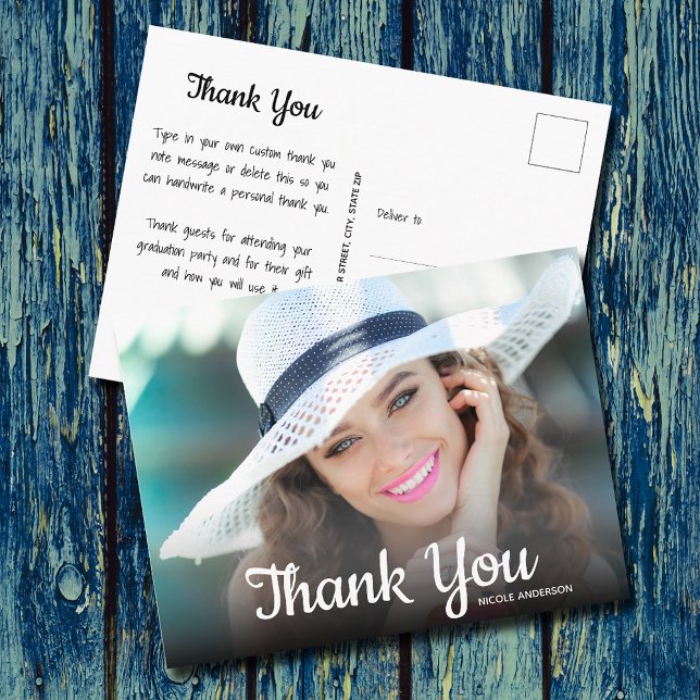 Carte Postale Remerciement de diplôme de photo d'écriture tendan (Trendy Script Thank You Photo Graduation Postcards)