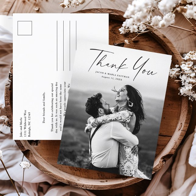 Carte Postale Remerciements de mariage avec photo et écriture mo (Modern script wedding photo thank you postcards.)
