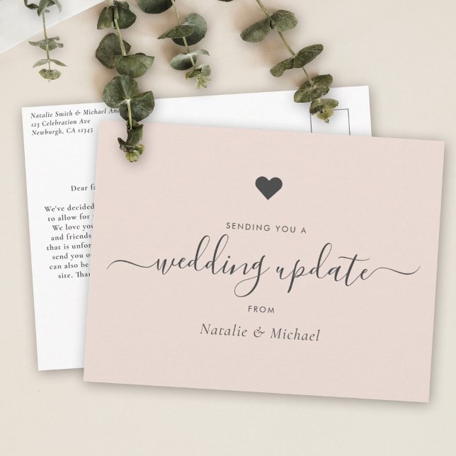 Carte Postale Reporter la mise à jour Mariage Élégant Script Blu (Wedding update card with elegant script text on a soft beige background, along a small gray heart )