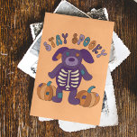 Carte Postale Restez Éffrayant Skeleton Dog Halloween<br><div class="desc">Le message à l'avant de cette carte postale dit RESTER ÉFFRAYANT au-dessus d'une mignonne illustration d'un chien empaillé de style patchwork avec un squelette visible sur son ventre et quelques citrouilles patchwork. Le verso de cette carte est vide pour que vous puissiez écrire dans votre propre message.</div>
