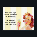 Carte postale Retro Housewoman Funny Citation<br><div class="desc">Une ménagère rétro avec un cocktail à la main et le proverbe amusant :

Une partie de moi dit que je devrais ralentir la consommation

L'autre partie dit : "N'écoutez pas qu'elle est saoule"</div>