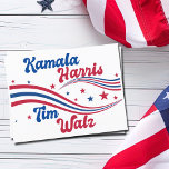 Carte Postale Retro Kamala Harris Tim Walz Élection bleue rouge<br><div class="desc">Cette jolie carte postale rétro Kamala Harris Tim Walz présente des étoiles et des rayures ondulées en bleu et rouge pour les USA. Un cadeau patriotique cool démocrate américain en police vintage amusante.</div>
