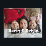 Carte Postale Retro vintage Merry et Bright Christmas photo<br><div class="desc">Joyeux et brillant ! Une typographie moderne pour cette collection de cartes photos de vacances. Pour customiser avec votre photo de famille préférée. Vous pouvez aussi facilement changer la couleur de la police et de l'arrière - plan à votre goût.</div>