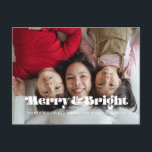 Carte Postale Retro vintage Merry et Bright Christmas photo<br><div class="desc">Joyeux et brillant ! Une typographie moderne pour cette collection de cartes photos de vacances. Pour customiser avec votre photo de famille préférée. Vous pouvez aussi facilement changer la couleur de la police et de l'arrière - plan à votre goût.</div>