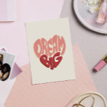 Carte Postale Rêvez grand : Citation significative pour le succè<br><div class="desc">Libérez votre potentiel avec cette citation "Rêvez grand" ! La typographie motivante pour le succès alimente une philosophie de vie positive. Les paroles de sagesse édifiantes s'entremêlent avec l'ambition et la création artistique d'objectifs, vous encourageant à rêver grand et à réussir. Cette impression d'état d'esprit de succès est complétée par...</div>