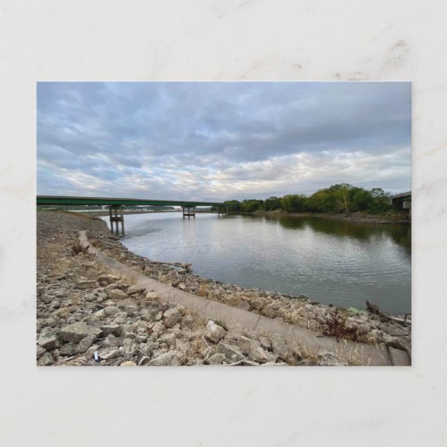 Carte Postale Rivière et pont sur le jour nuageux dire Bonjour (Devant)