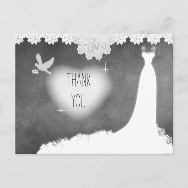 Carte Postale Robe de mariée sur tableau noir avec dentelle et c (Devant)