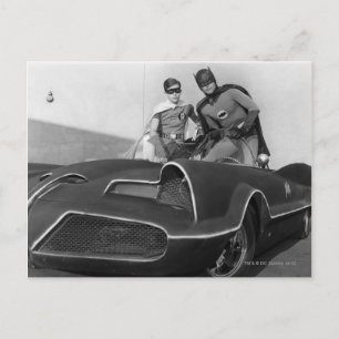 Carte Postale Robin et Batman debout dans Batmobile