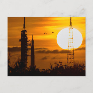Carte Postale Rocket Artemis Moon à l'aube