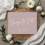 Carte Postale Rose minimal moderne Changer le Faire-part de date<br><div class="desc">Reporter/modifier la carte postale de date avec lettrage à la main blanc moderne sur rose poussiéreux/arrière - plan rose vif.</div>