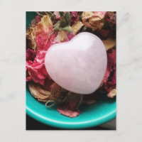 Rose Quartz Coeur dans un lit de pétales Roses