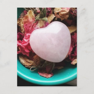 Carte Postale Rose Quartz Coeur dans un lit de pétales Roses