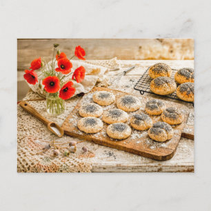 Carte Postale Roulés frais aux graines de pavot dans une cuisine