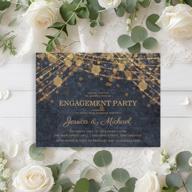 Carte Postale Russe Glam Gold String Lights Partie d'engagement (Navy blue and gold string lights rustic glam engagement party invitation postcard)