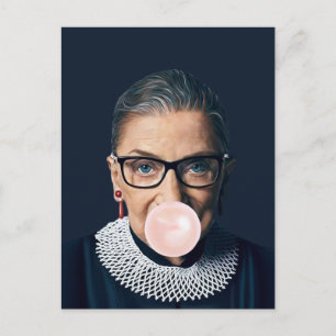 Carte Postale Ruth Bader Ginsburg soufflant du chewing-gum rose