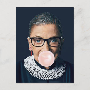 Carte Postale Ruth Bader Ginsburg soufflant du chewing-gum rose