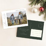 Carte Postale Saison de Joy Elegant Green Family Photo Noël<br><div class="desc">Cette Saison de Joy Elegant Green Family Photo Christmas Carte postale allie calligraphie élégante et design minimaliste pour un accueil de vacances vraiment festif. L'arrière - plan d'olivier profond ajoute une note saisonnière, tandis que la photo de famille prend le centre de la scène, encadrée par une typographie élégante qui...</div>