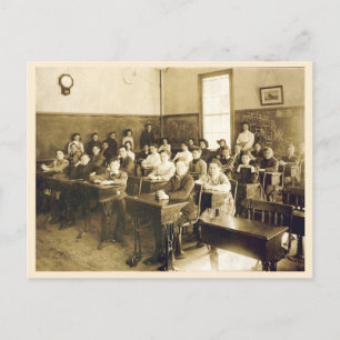 Carte Postale Salle de classe vintage avec étudiants au bureau