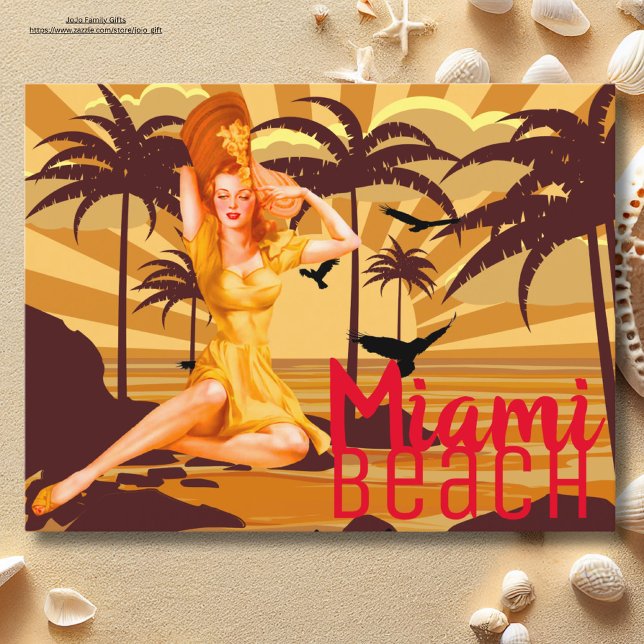 Carte Postale Salutation de Miami Beach magnifique vintage (Trendy Miami sunsets beach with beautiful lady.)