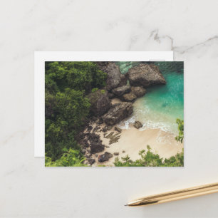Carte Postale Sandy Beach Cove avec arbres verts, rochers et océ