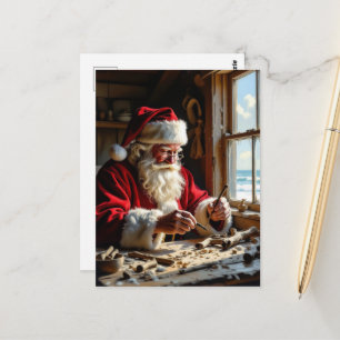 Carte Postale Santa sculpte du bois flotté dans un chalet au bor