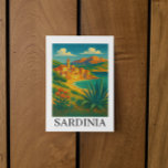 Carte Postale Sardaigne Italie Art Vintage voyage<br><div class="desc">Emmenez-vous sur les rives époustouflantes de la Sardaigne, en Italie avec cette carte postale magnifiquement conçue. Doté d'eaux turquoise époustouflantes, de falaises escarpées et de plages ensoleillées, cette carte postale saisit la magie de la Méditerranée. Idéal pour envoyer des souvenirs de voyage, décorer un scrapbook ou donner un cadeau à...</div>