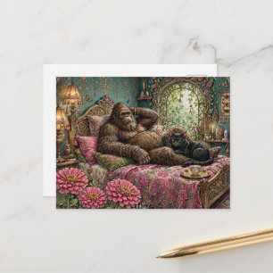 Carte Postale Sasquatch et un chat mignon reposent au lit