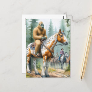 Carte Postale Sasquatch fait du cheval sur un sentier