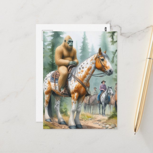 Carte Postale Sasquatch fait du cheval sur un sentier (Devant/Arrière en situation)