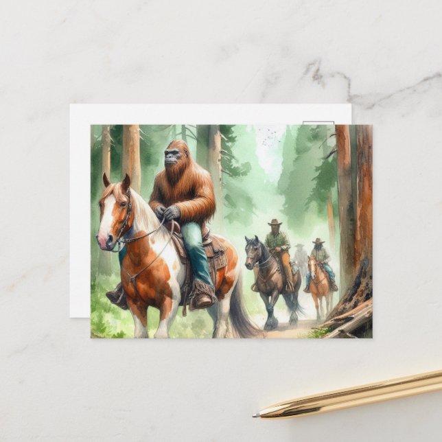 Carte Postale Sasquatch fait un cheval de peinture sur un sentie (Devant/Arrière en situation)