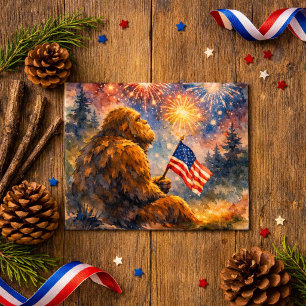 Carte Postale Sasquatch tenant le drapeau américain Feu d'artifi