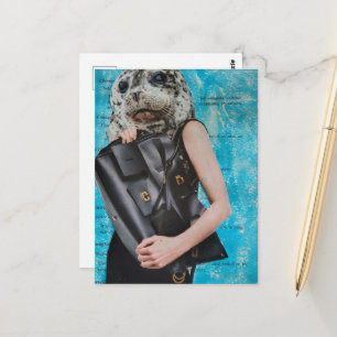 Carte Postale Sceau surréaliste avec un énorme sac noir